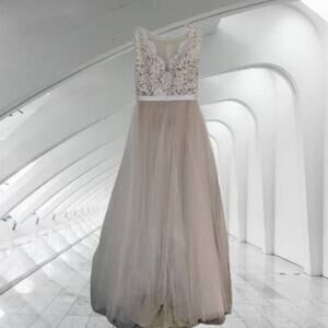 Engerla NWT 10 Ivory embroidered top long wedding gown. Sample gown.